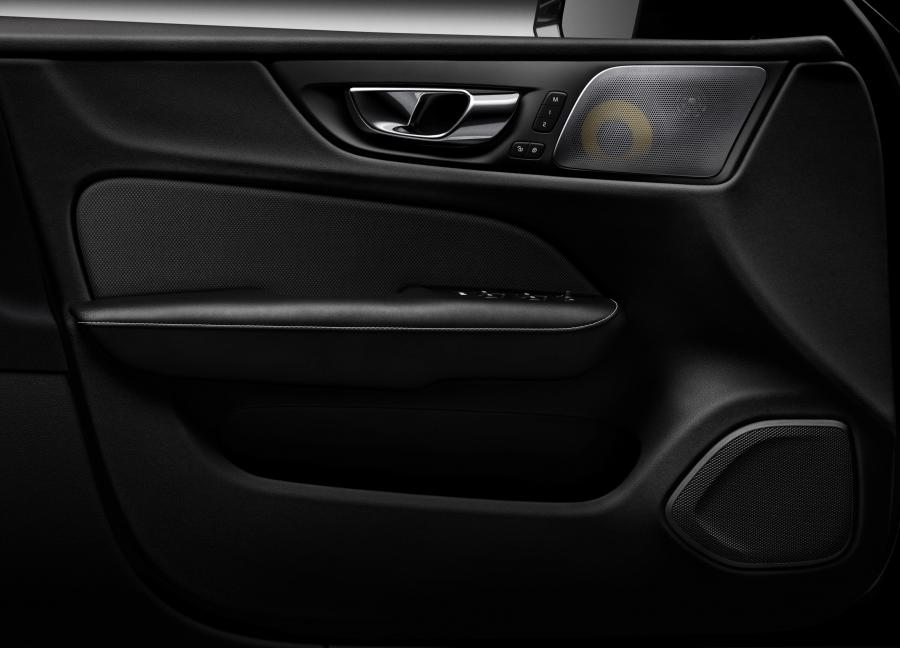 Детали интерьера Volvo S60 T6 R-Design 2018 года  (WW) (фото 23 из 63)